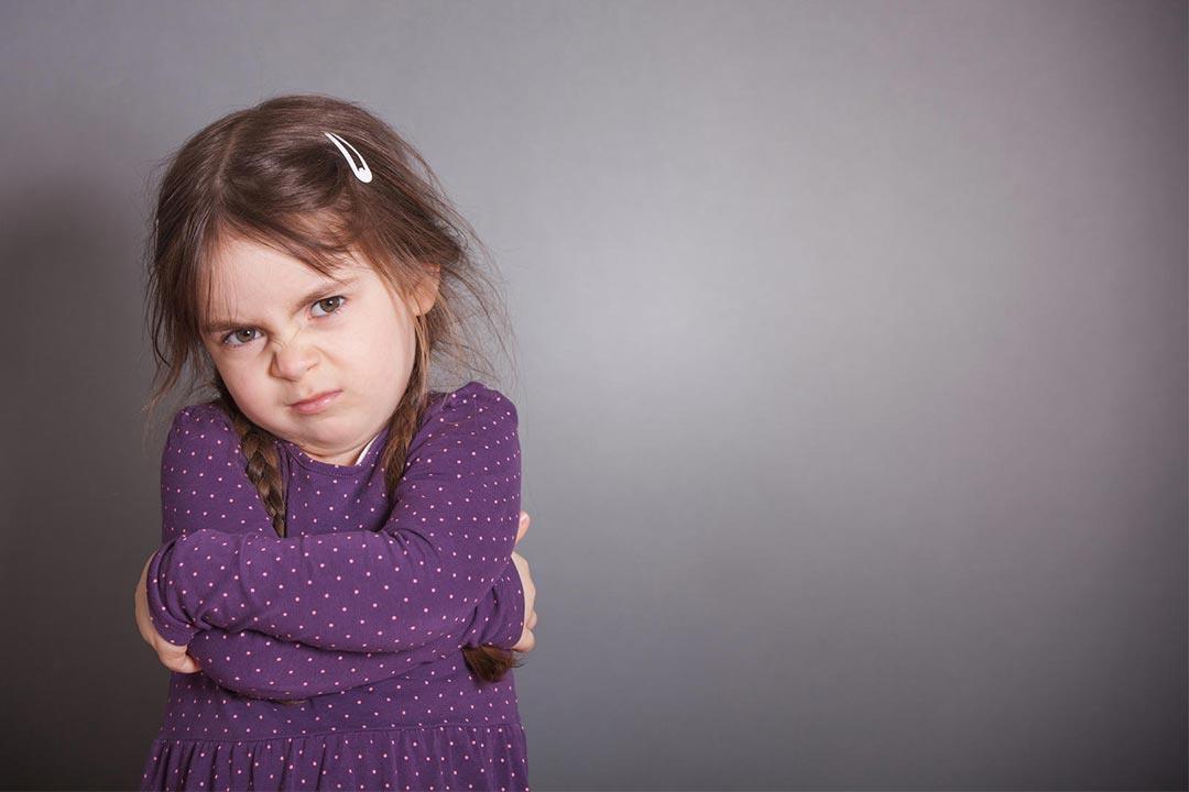 هكذا تتعامل مع السلوكيات السيئة لطفلك.. (فيديو)