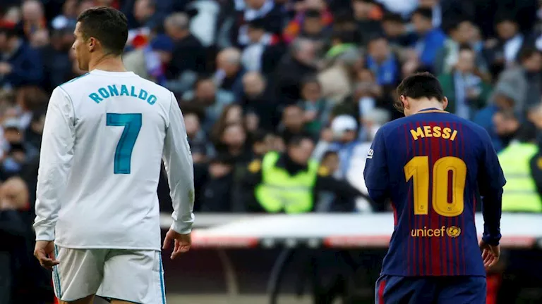 كيف رد ميسي على رونالدو بعد المقصية الخيالية؟