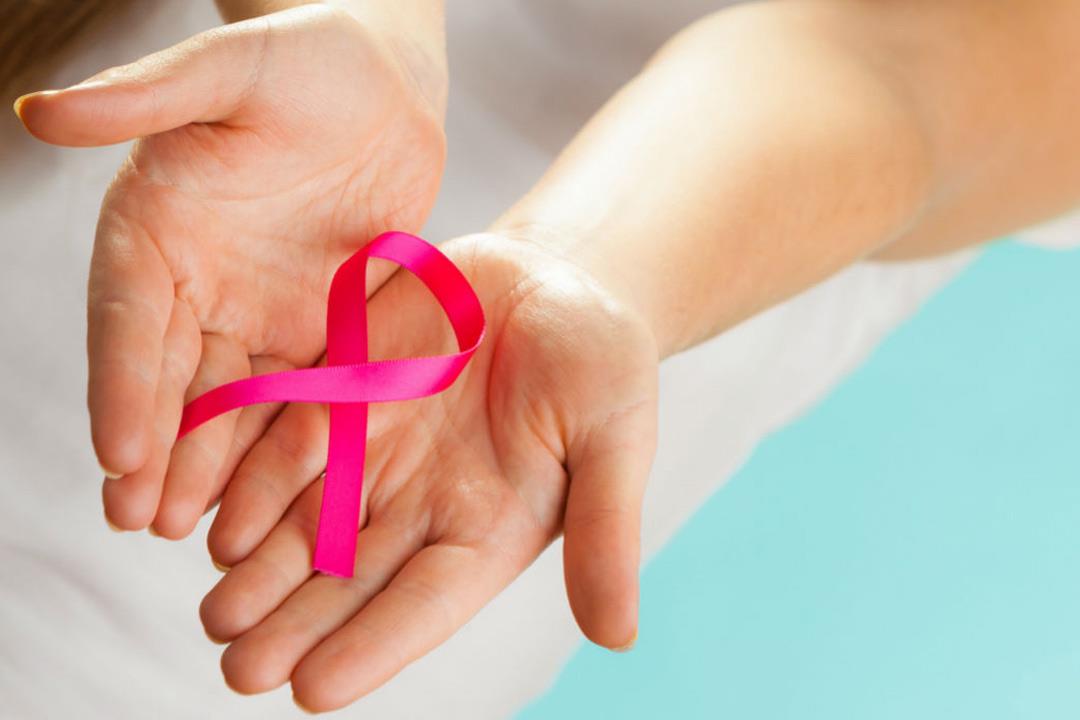 الفحص الذاتي ضروري للكشف المبكر عن سرطان الثدي.. إليك خطواته (فيديو)