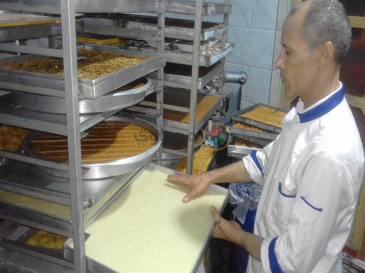 "الأسطى حمدي".. حكاية 32 عامًا من صناعة حلوى المولد بكفرالشيخ