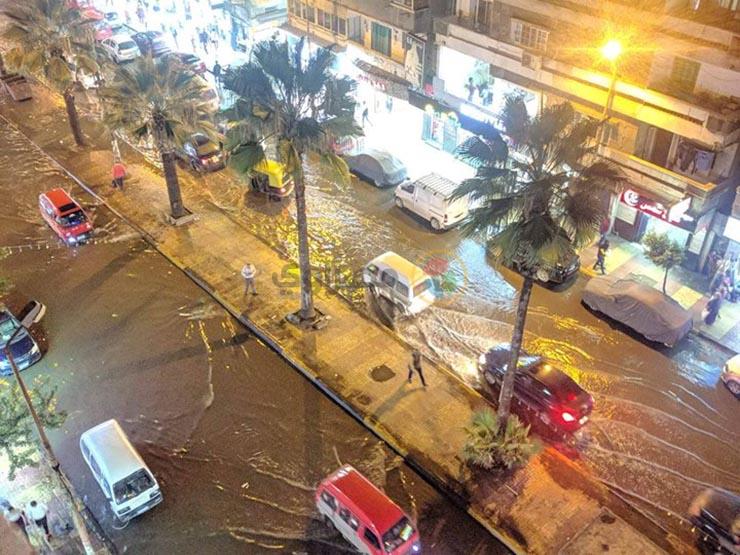 بالصور الأمطار تغرق شوارع العجمي بالإسكندرية والأهالي يست مصراوى