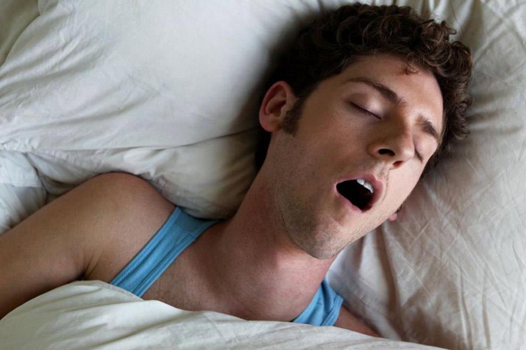 هل فتح الفم أثناء النوم يضر الأسنان؟