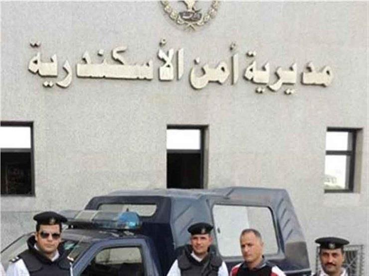 في لفتة إنسانية.. ضابط يسدد الإيجار لـ"مُسن" بالإسكندرية في لفتة إنسانية.. ضابط يسدد الإيجار لـ"مُسن" بالإسكندرية
