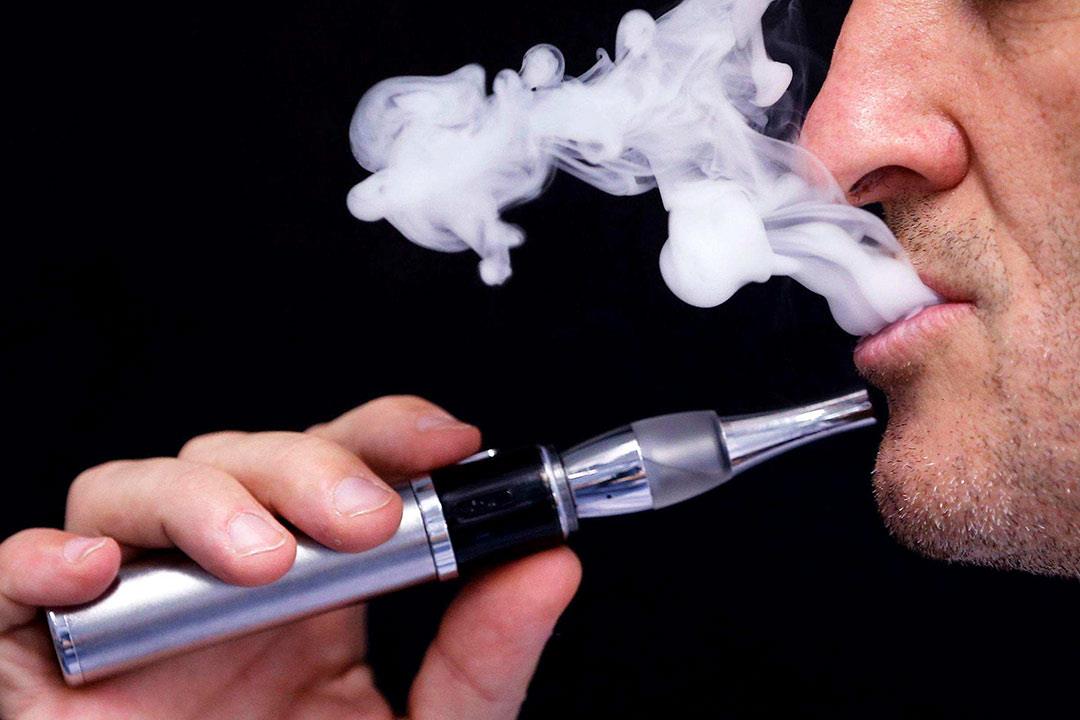 "FDA" تكشف عن ارتفاع استخدام السجائر الإلكترونية بين الشباب