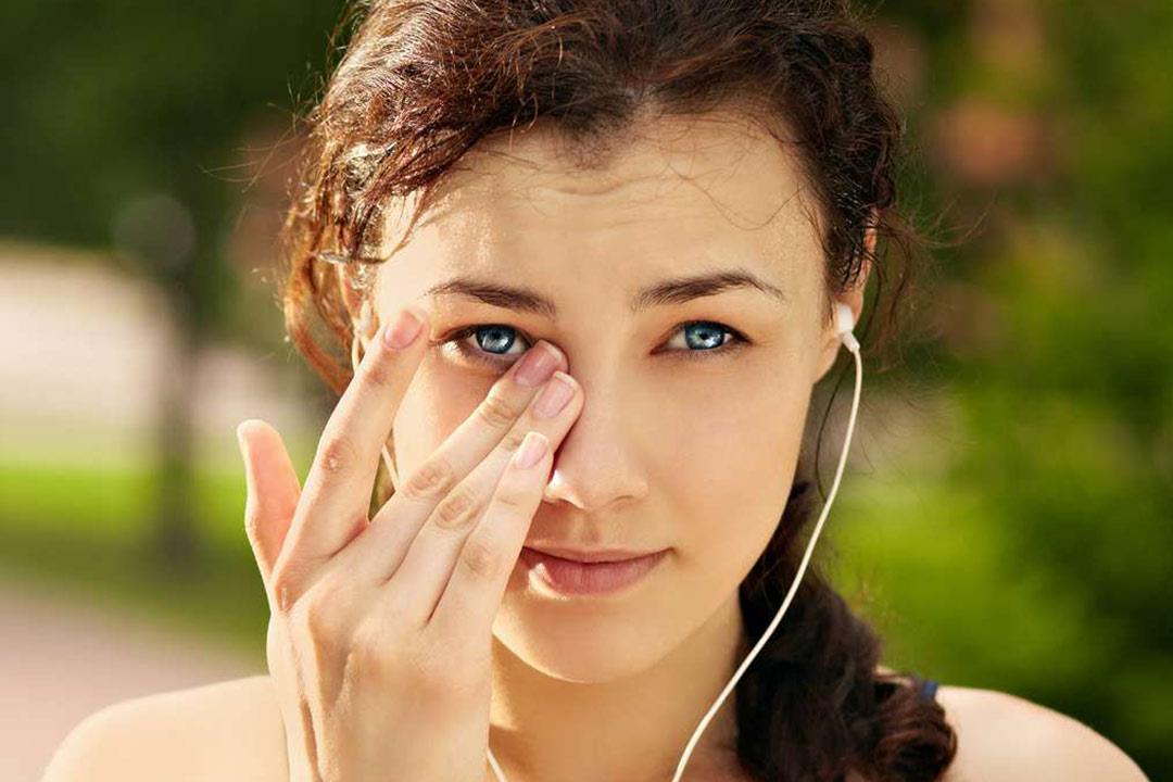 الزوائد الجلدية بالجفون تفسد مظهر العين.. حلول طبية للتخلص منها