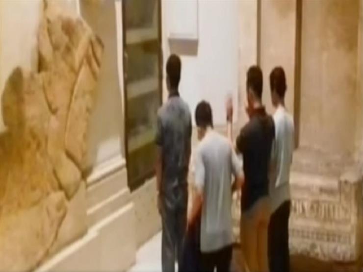 شاهد.. طلاب بعثة إسلامية يثيرون الجدل بالصلاة داخل المتحف المصري