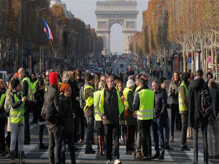أحمد موسى: الشانزليزيه يتحول إلى ساحة معركة بين الشرطة والمحتجين في فرنسا
