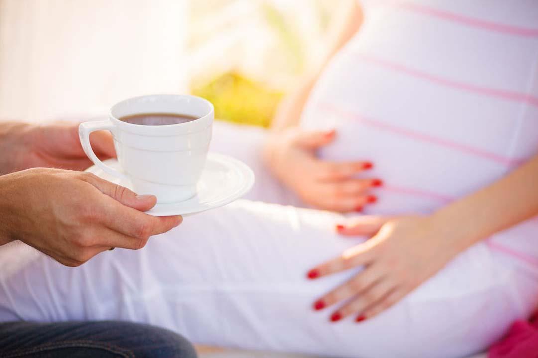 مع التزام الحامل بالكمية الآمنة.. هل يضر الشاي والقهوة الجنين؟