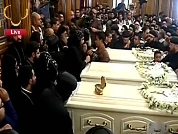  بالفيديو.. صلاة الجنازة على شهداء حادث الأنبا صموئيل بالمنيا