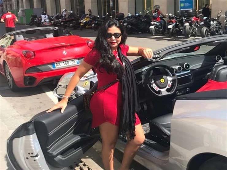 رانيا تثير الجدل بفستان أحمر في باريس