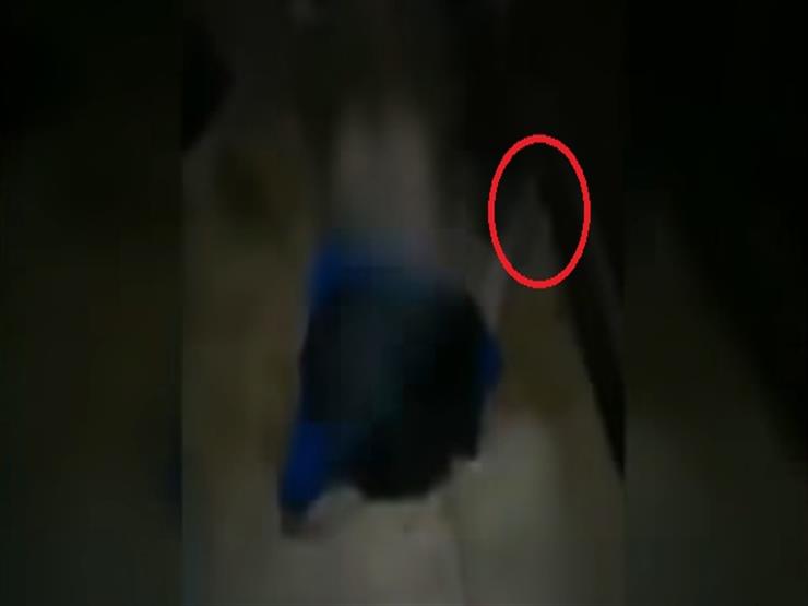 "ربطته في رجل السرير".. عمرو الليثي يعرض فيديو لسيدة تعذب ابنها المعاق بطريقة وحشية