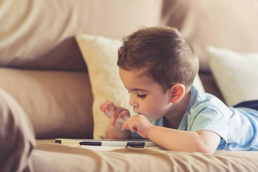 انتبه.. استخدام طفلك للهواتف الذكية يضر صحته العقلية