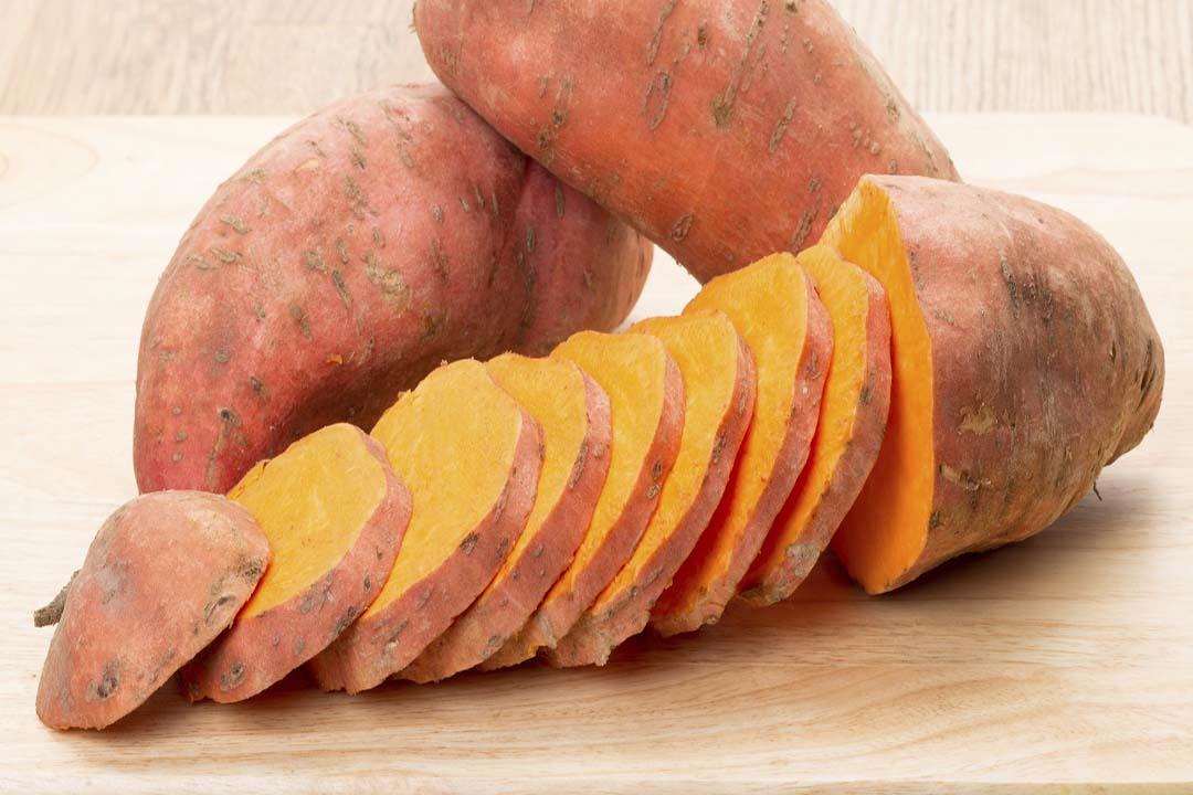 هل تناول البطاطا والبطاطس بقشرها مُضر؟