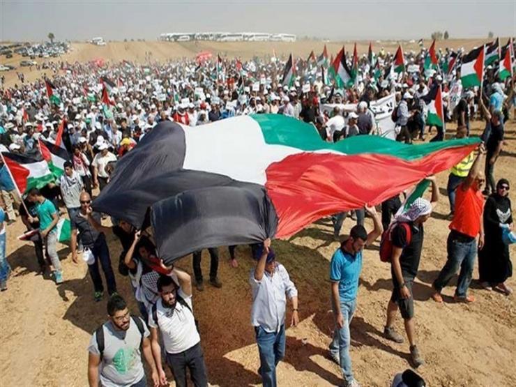 العالم في صور: مسيرات العودة الفلسطينية مستمرة.. وماكرون يعانق أهالي ضحايا ستراسبورج