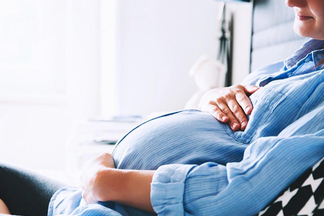 النوم على الظهر خطر.. ما الوضعية المناسبة لنوم الحوامل؟