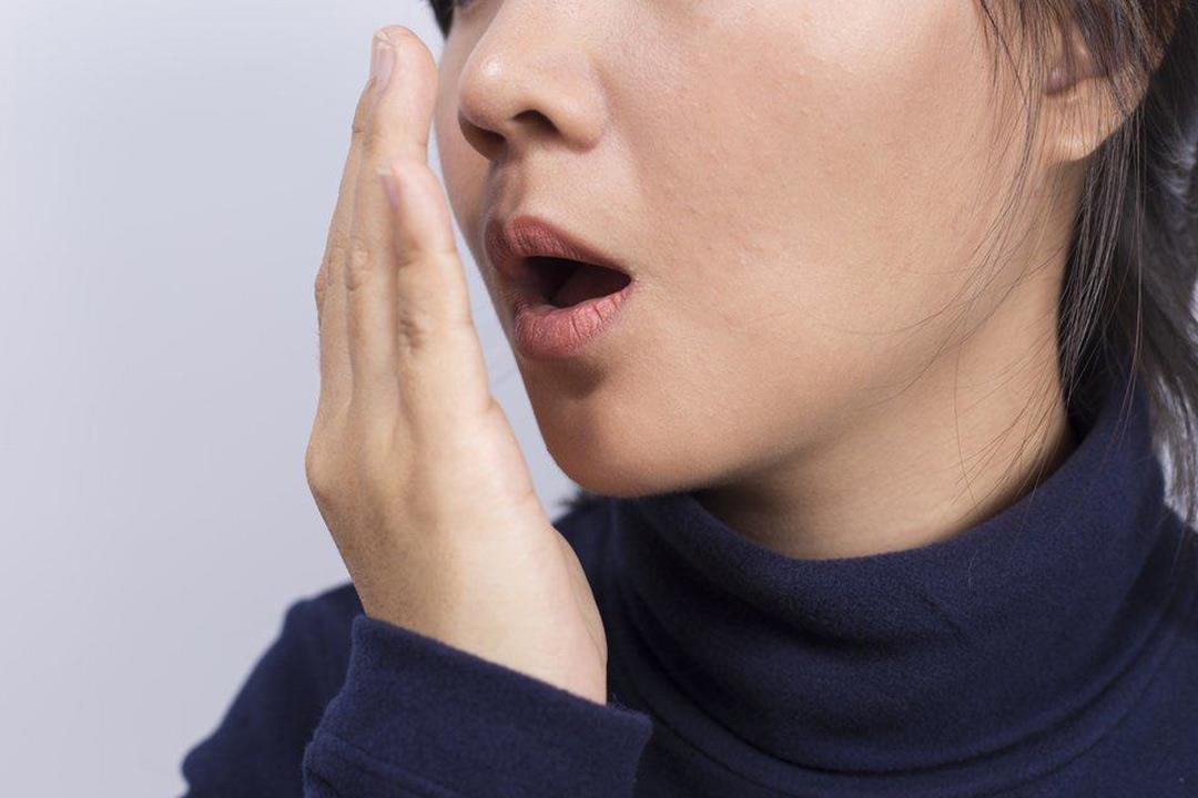 بعيدا عن الأسنان.. مشكلات صحية تسبب رائحة الفم الكريهة