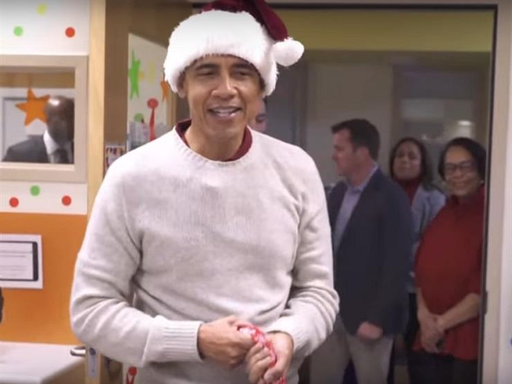 شاهد.. أوباما "بابا نويل" يوزع هدايا ويفاجئ أطفال أحد مستشفيات واشنطن