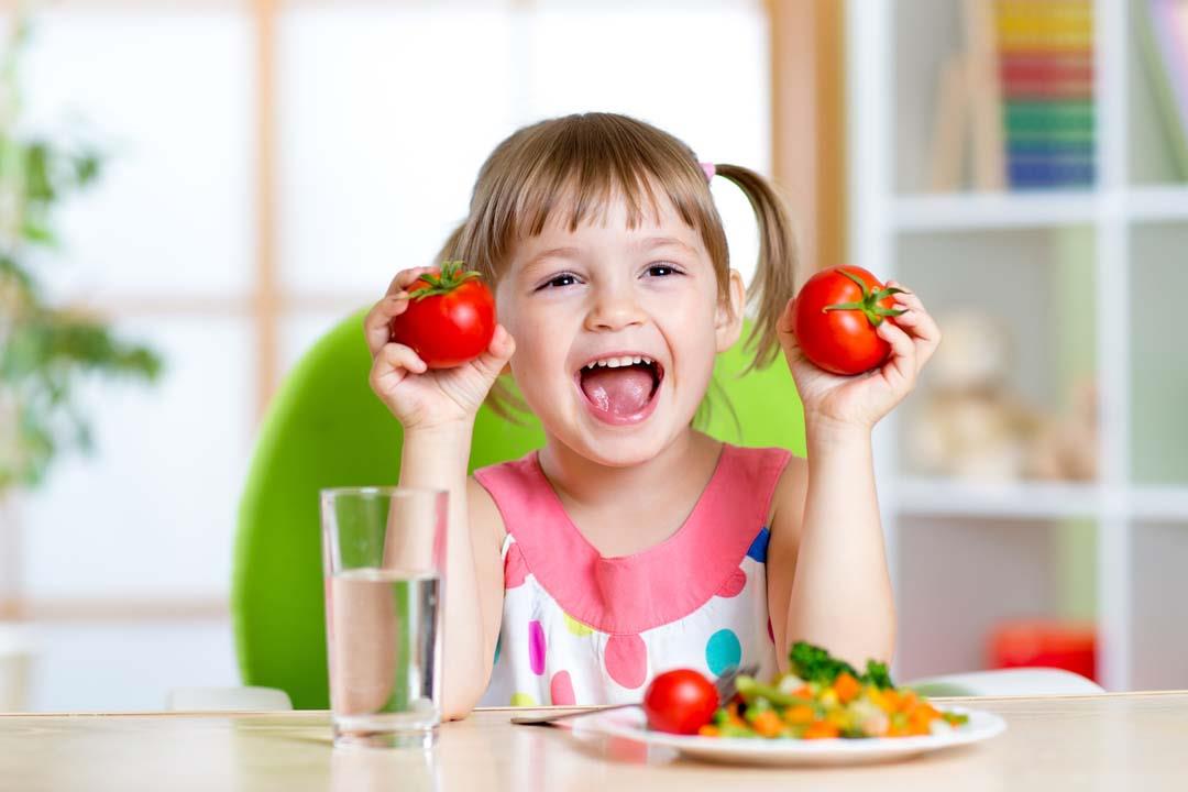 هكذا تشجع طفلك على تناول الطعام الصحي 