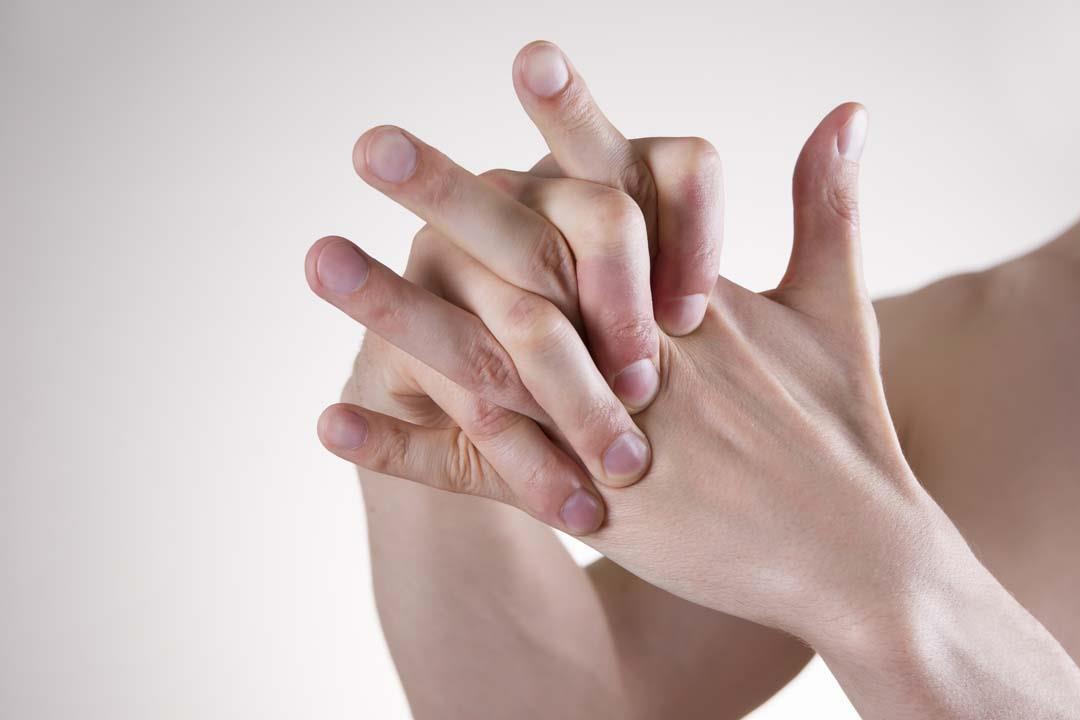 عدوى فيروسية أم مرض جلدي- كيف تكتشف سبب التهاب مفاصل اليدين؟