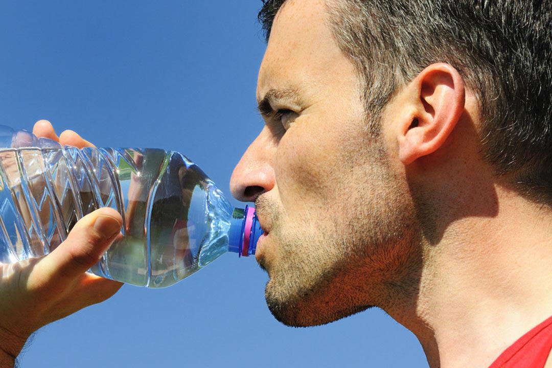 4 نصائح لتجنب أضرار الماء المحفوظ في زجاجات بلاستيكية