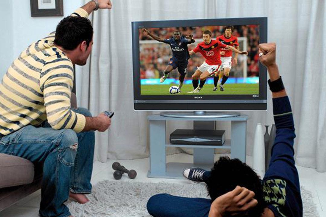 Do you sport on tv. Футбол по телеку. Спортивный телевизор. Футбол по телевизору. Футбольный матч в телевизоре.