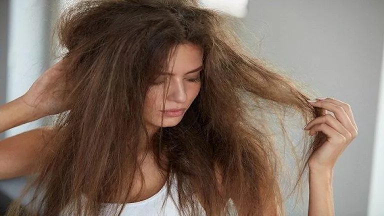 سر بسيط يحمي شعرك من التلف بعد المكواة.. لا تهمليه 