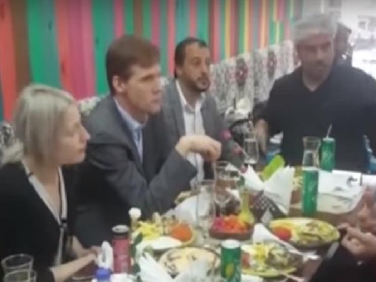 بالفيديو.. السفير البريطاني يتناول الغداء بأحد مطاعم الشاورما
