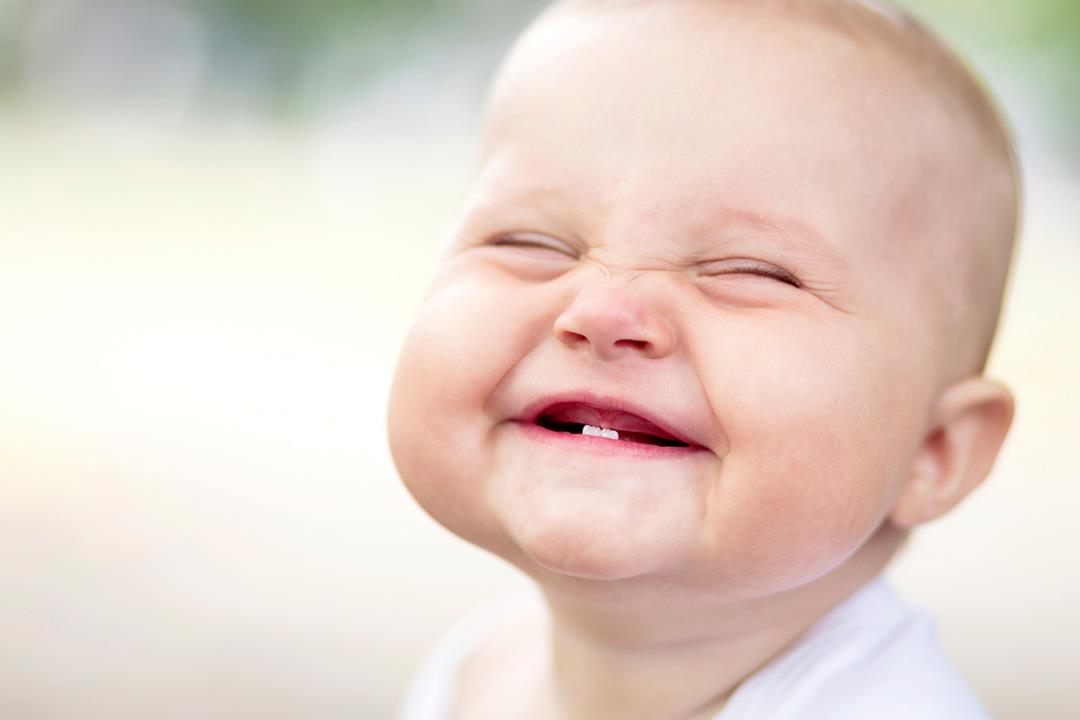 متى تبدأ أسنان طفلك في الظهور؟ 