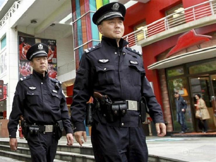 هدف خفي يدفع شرطي صيني للإلقاء بنفسه أمام إحدى السيارات (فيديو)
