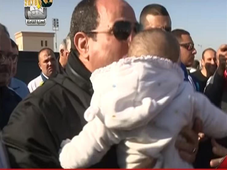 السيسي يُقبِّل رأس طفل خلال زيارته لكلية الشرطة - فيديو