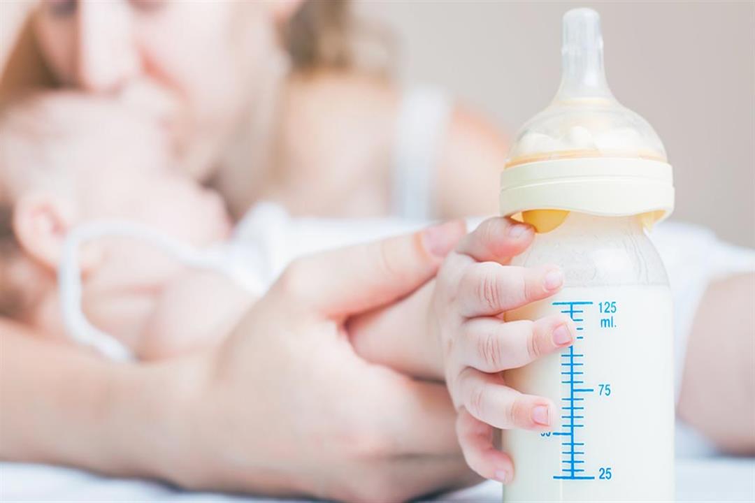 متى يحتاج الطفل للجمع بين اللبن الصناعي والرضاعة الطبيعية؟