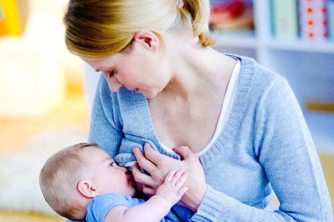   ما علاقة الرضاعة الطبيعية باكتئاب بعد الولادة؟
