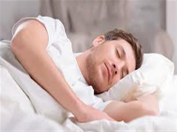 استشاري جهاز هضمي: النوم علاج للزغطة