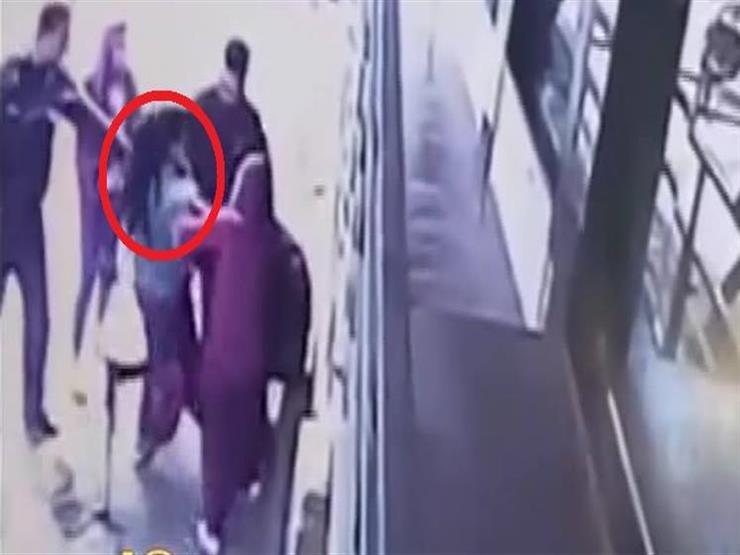 فتاة تتعرض للاعتداء في أحد شوارع الجيزة -فيديو 