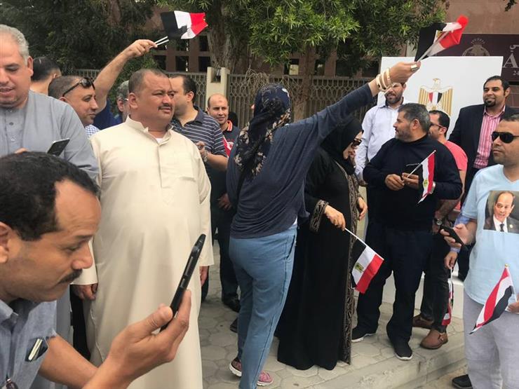 صور.. العشرات يحتشدون أمام المقار الانتخابية بدبي في اليوم الثاني