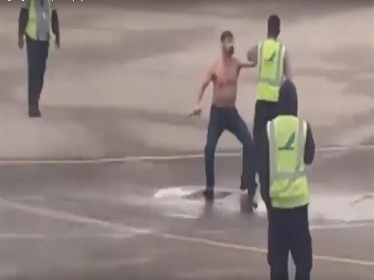 "رجل عاري"  يثير الرعب في أحد المطارات الأمريكية (فيديو وصور)