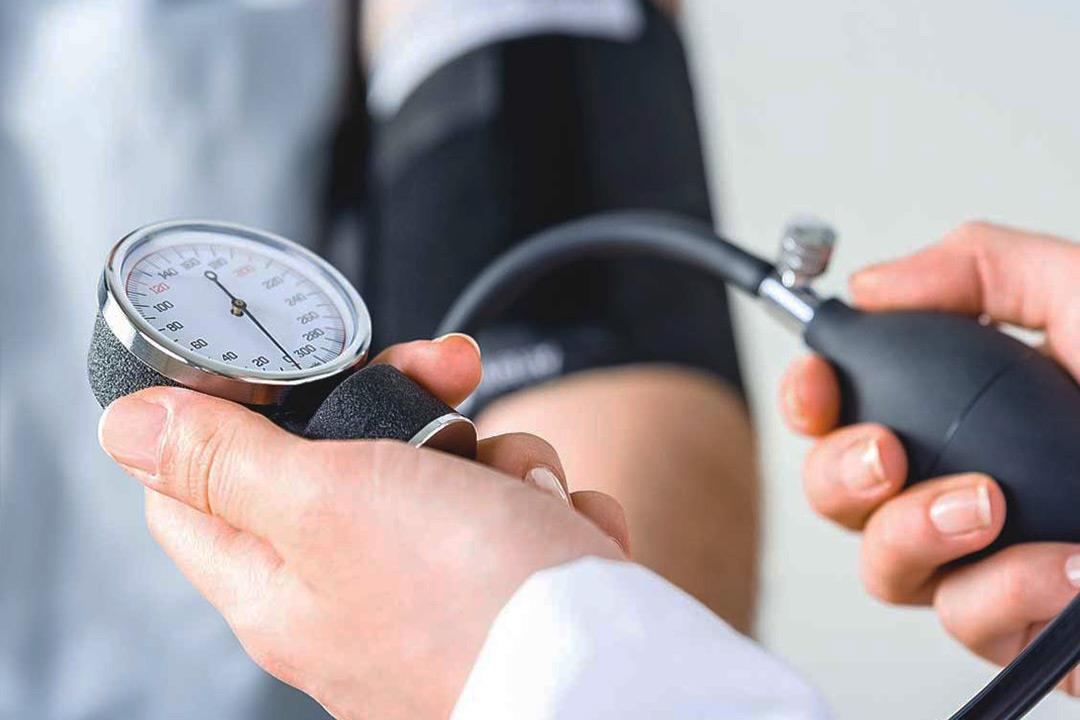 بعيدا عن الأدوية.. كيف تُخفض ضغط الدم المرتفع؟