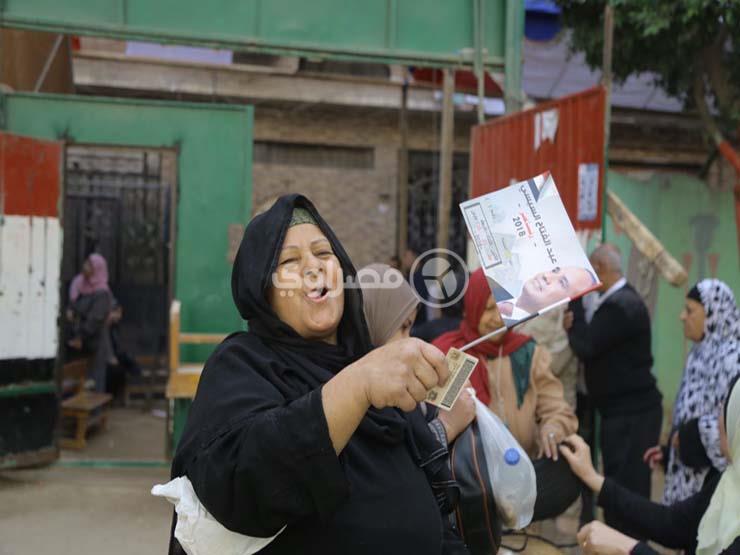 المصريون في اللجان.. فرحة وورد وآمال مُعلقة (صور)