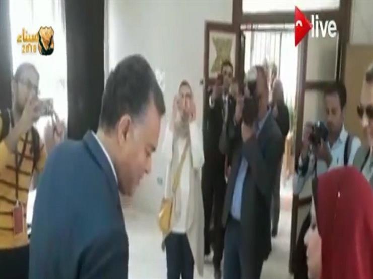 لحظة إدلاء وزير النقل بصوته في انتخابات الرئاسة بعد الطابور- فيديو