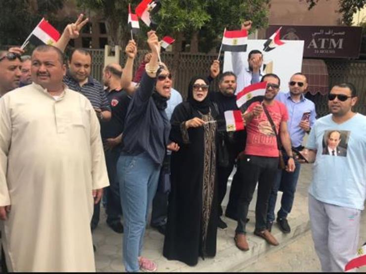 مواطنون يحتفلون أمام اللجان الانتخابية مرددين أغنية "قالو إيه"- فيديو‎