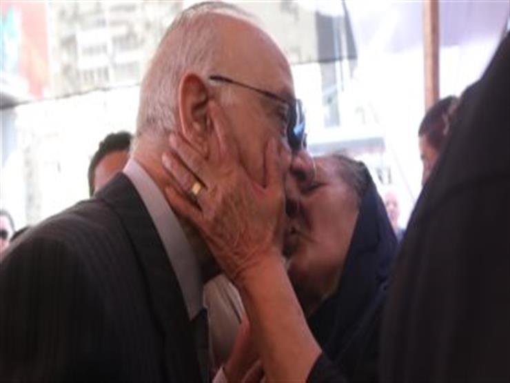 سيدة عجوز تقُبل محافظ القاهرة أمام لجنة الانتخابات - فيديو