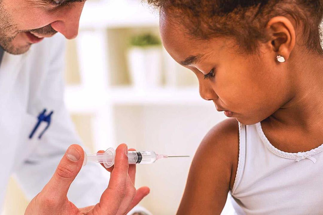  بالصور.. الطرق الصحيحة لحمل طفلك أثناء التطعيم