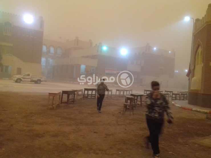 بالصور| رغم العاصفة الترابية.. استمرار توافد الناخبين على لجان الاقتراع بسوهاج