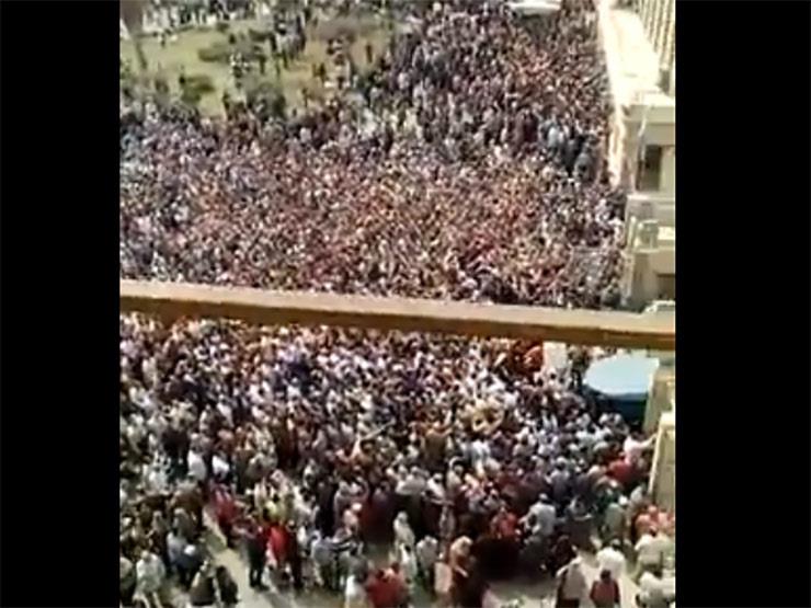 عمال "غزل المحلة" يردون الجميل للشهداء في طوابير الانتخابات - فيديو