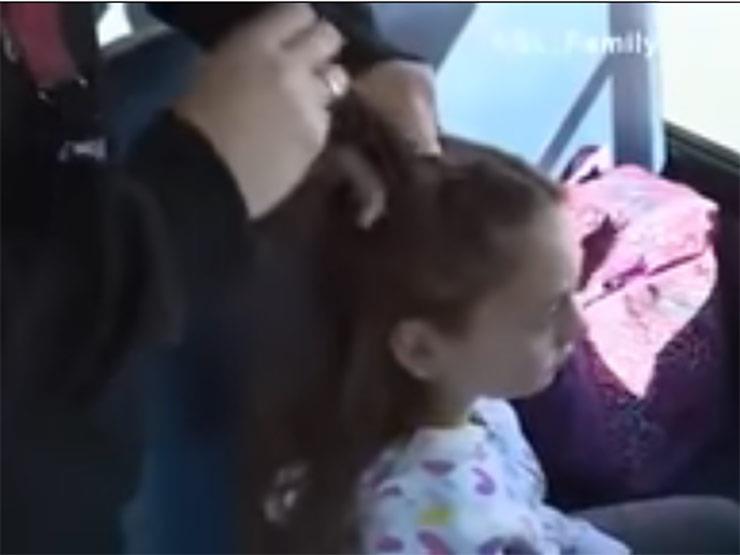 بسبب ما تمر به.. سائقة حافلة تصفف شعر فتاة أمريكية يوميًا (فيديو) 