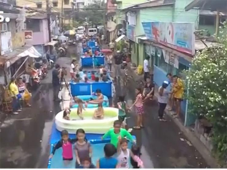 فيديو - مسابح عمومية في شوارع الفلبين لمواجهة حرارة الجو