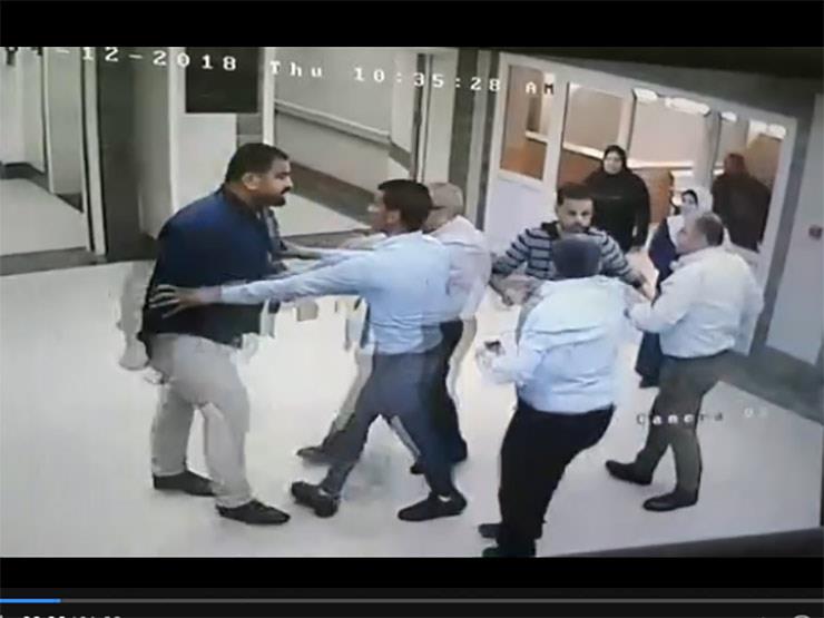 بالفيديو.. لحظة الاعتداء على مدير مستشفى "هليوبوليس"