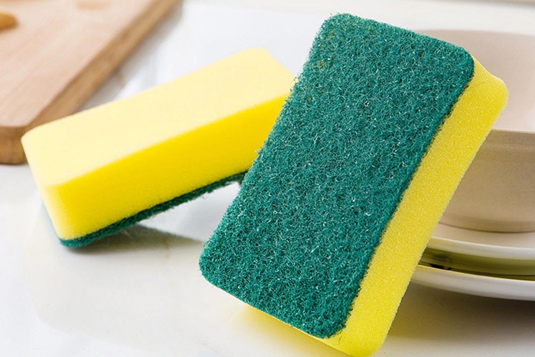 4 طرق لتنظيف إسفنجة الصحون المليئة بالبكتيريا