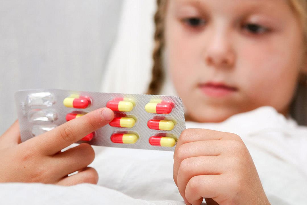 أضرار متعددة لتناول الطفل مضادات حيوية دون داعي.. بينها الوفاة