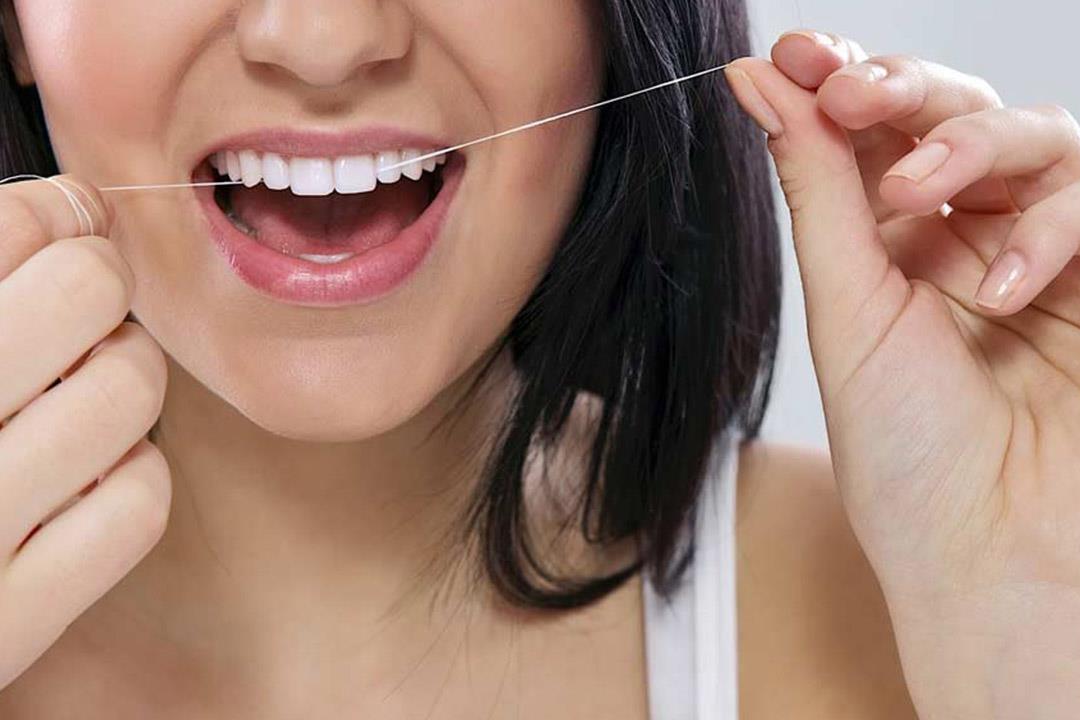 الطريقة الصحيحة لاستخدام خيط الأسنان.. (فيديو)